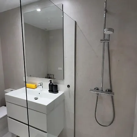 Beautiful 1-bedroom In 아파트 *